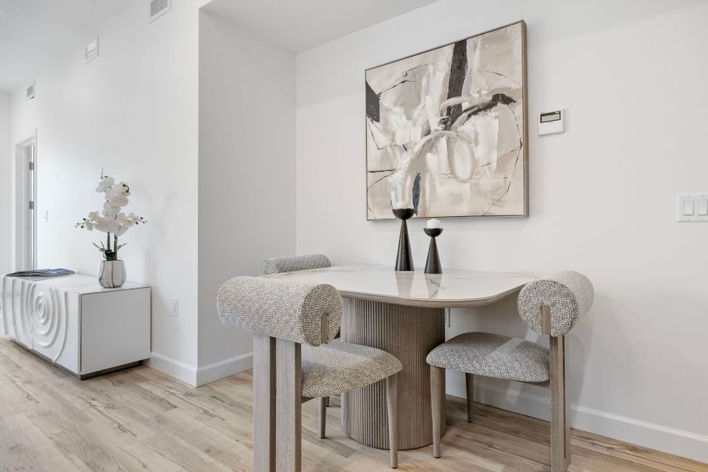 listing image 16511268000511457029