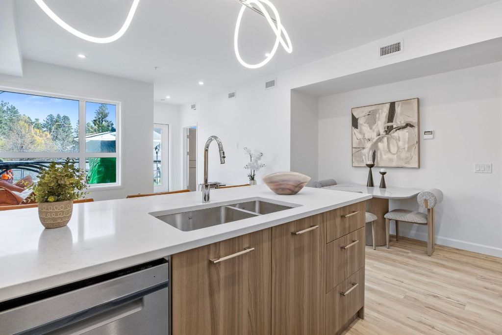 listing image 16512846795445970474