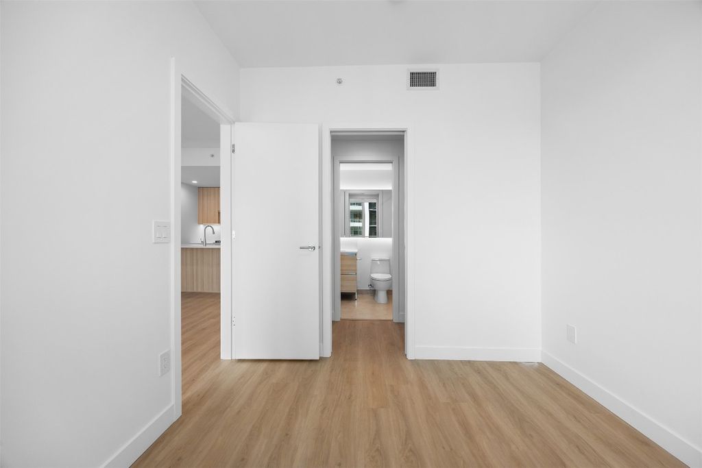 listing image 16516753922738579386