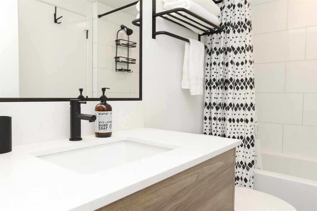 listing image 16518216877217808521