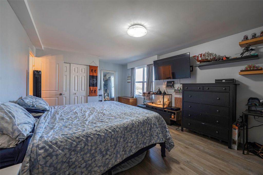 listing image 16514363793492449714