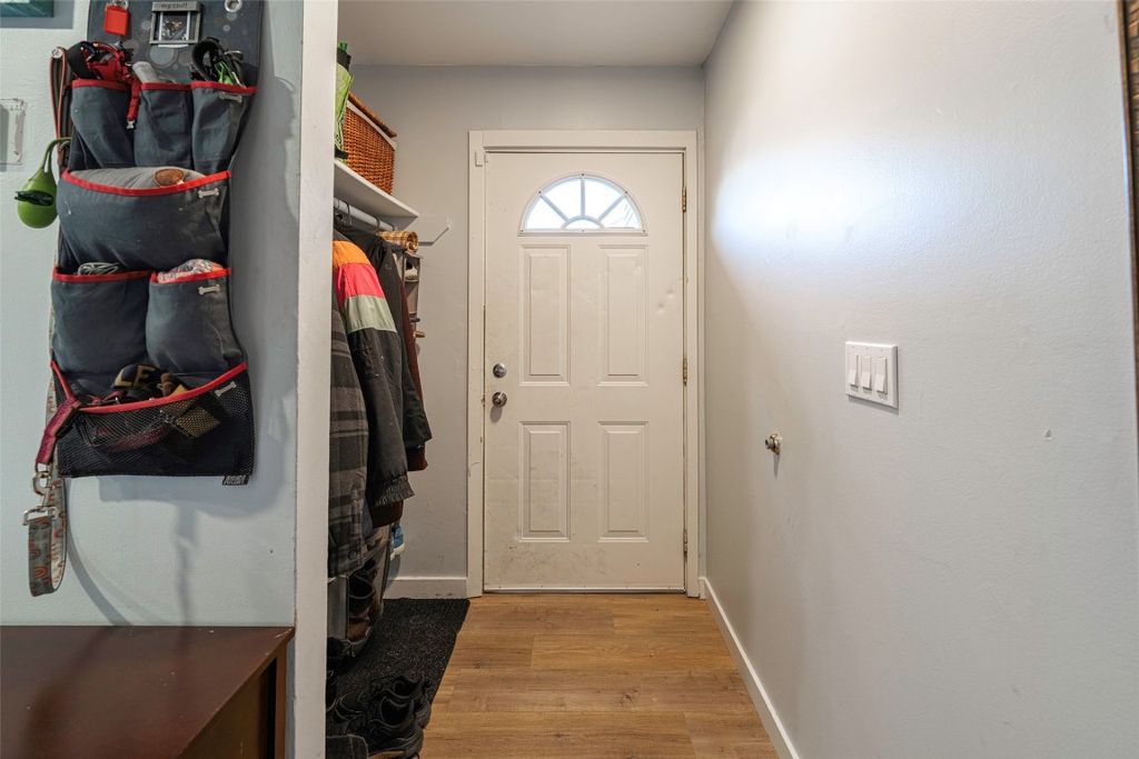 listing image 16516103091636956263