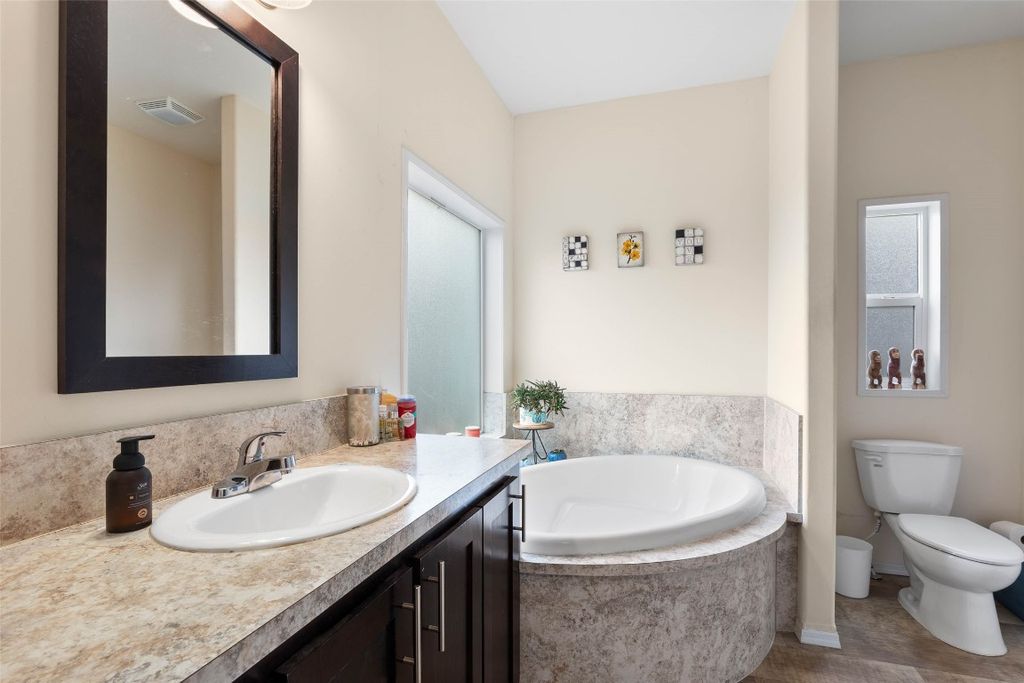 listing image 16515842106281162530