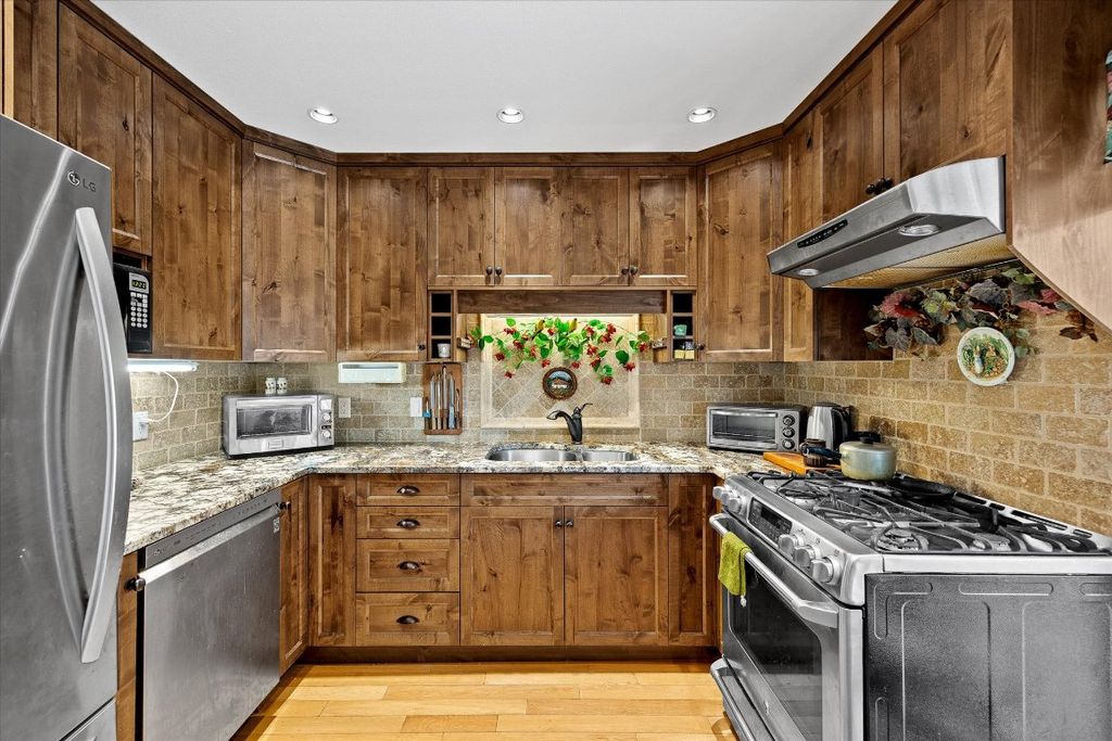 listing image 16512022230492180842
