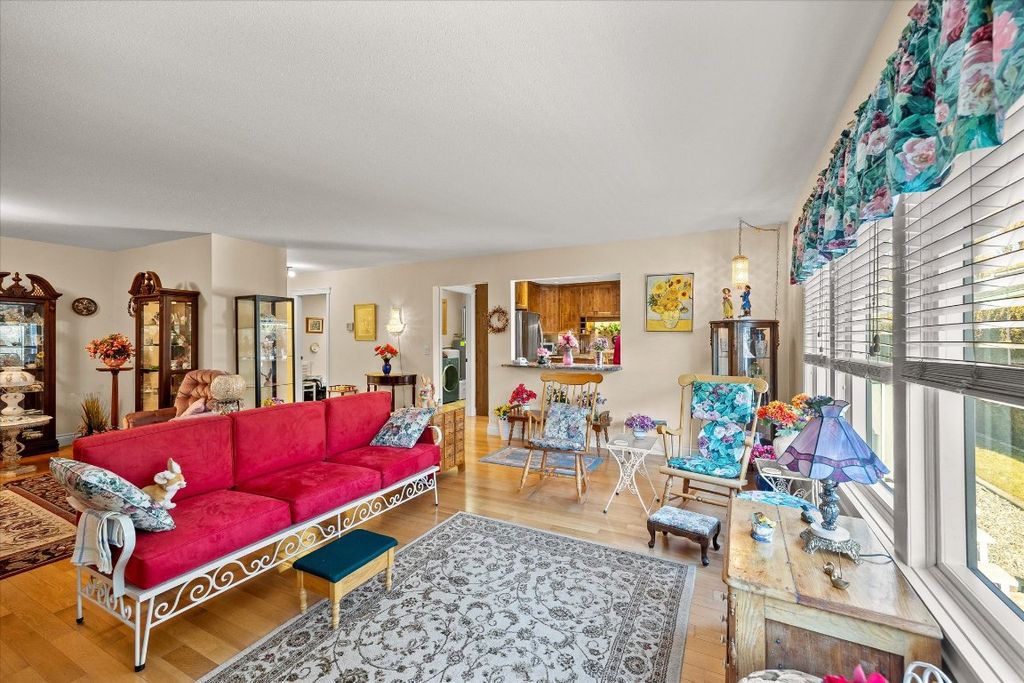 listing image 16517518681838878758