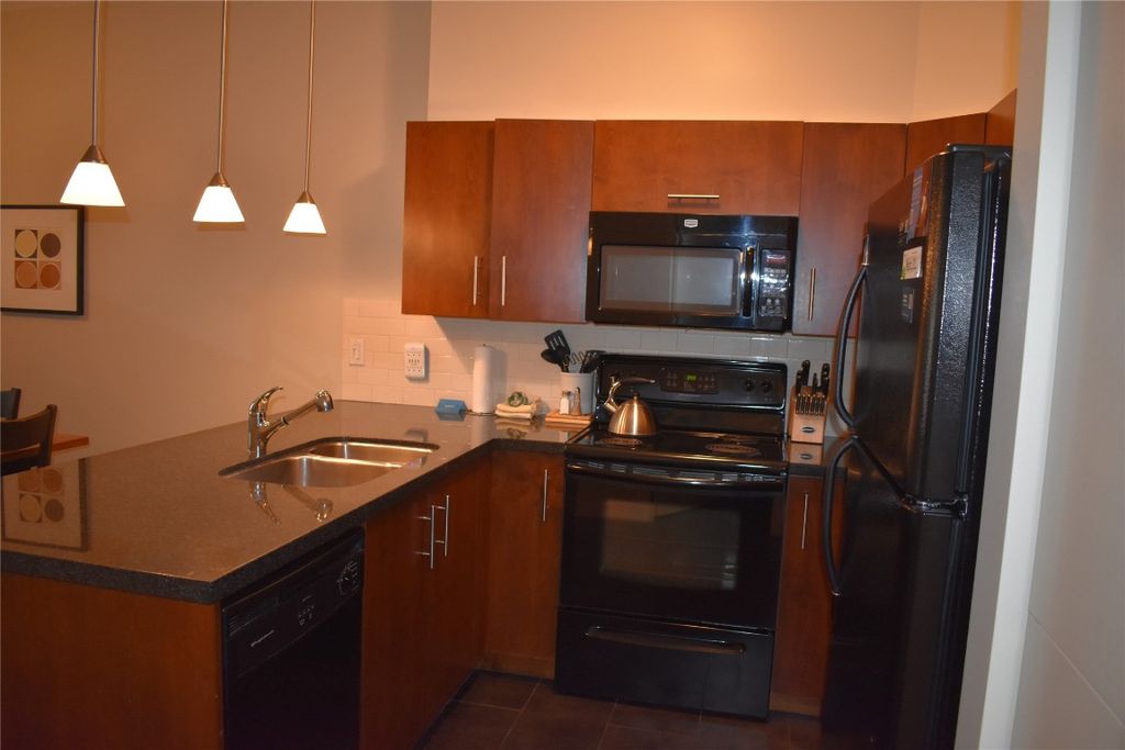 listing image 16516663509657583374
