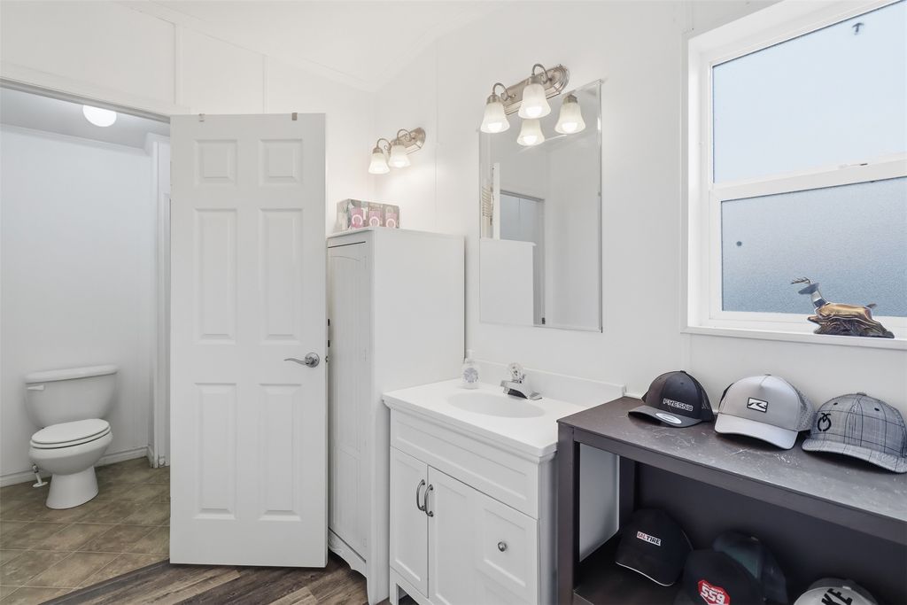 listing image 16510840972333398957