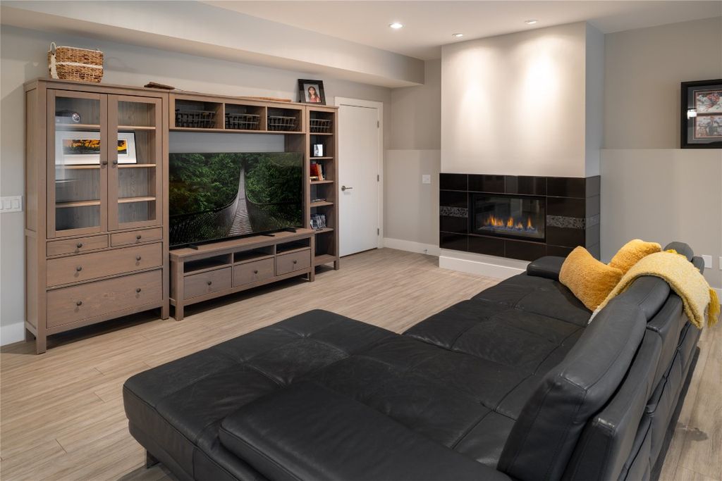 listing image 16518105239173209406