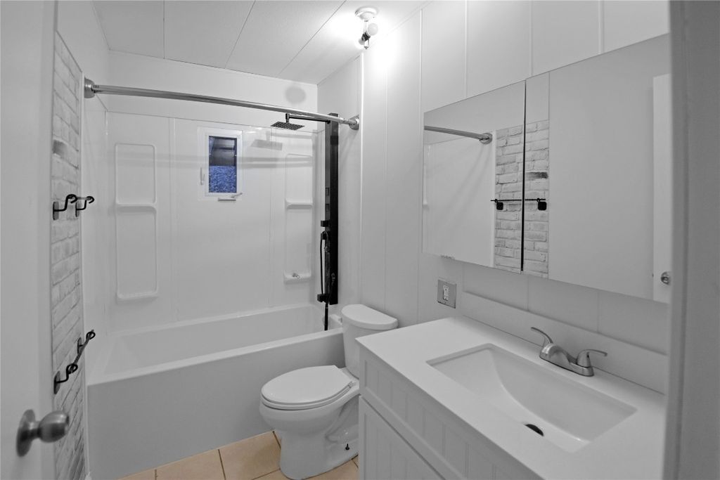 listing image 16519033157097685509