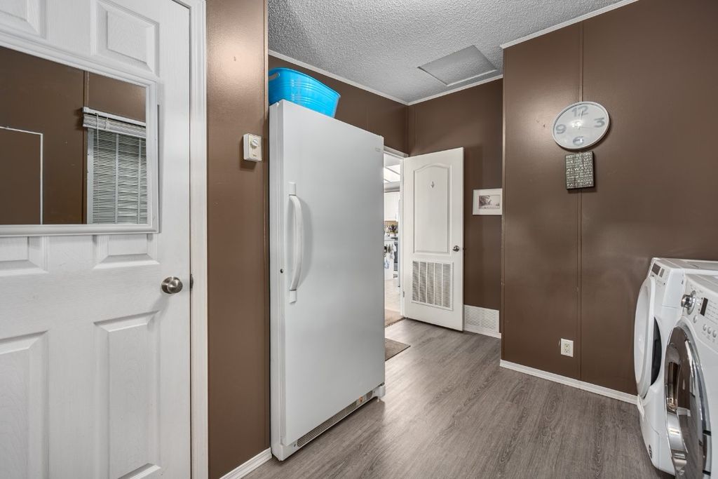 listing image 16514689170269579440