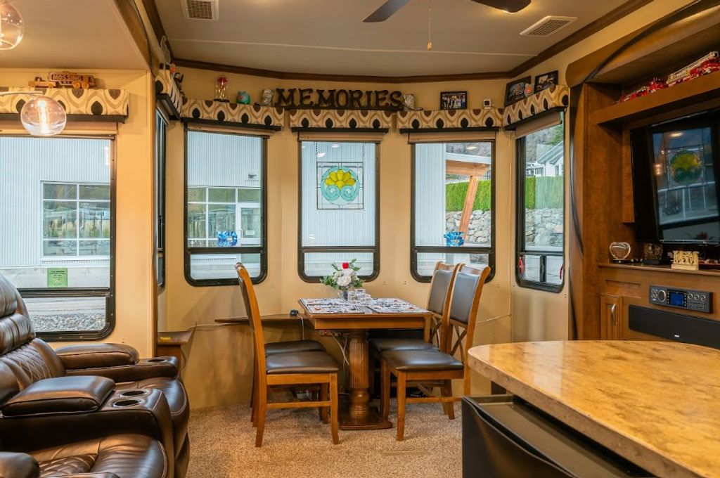 listing image 16515487597646869763