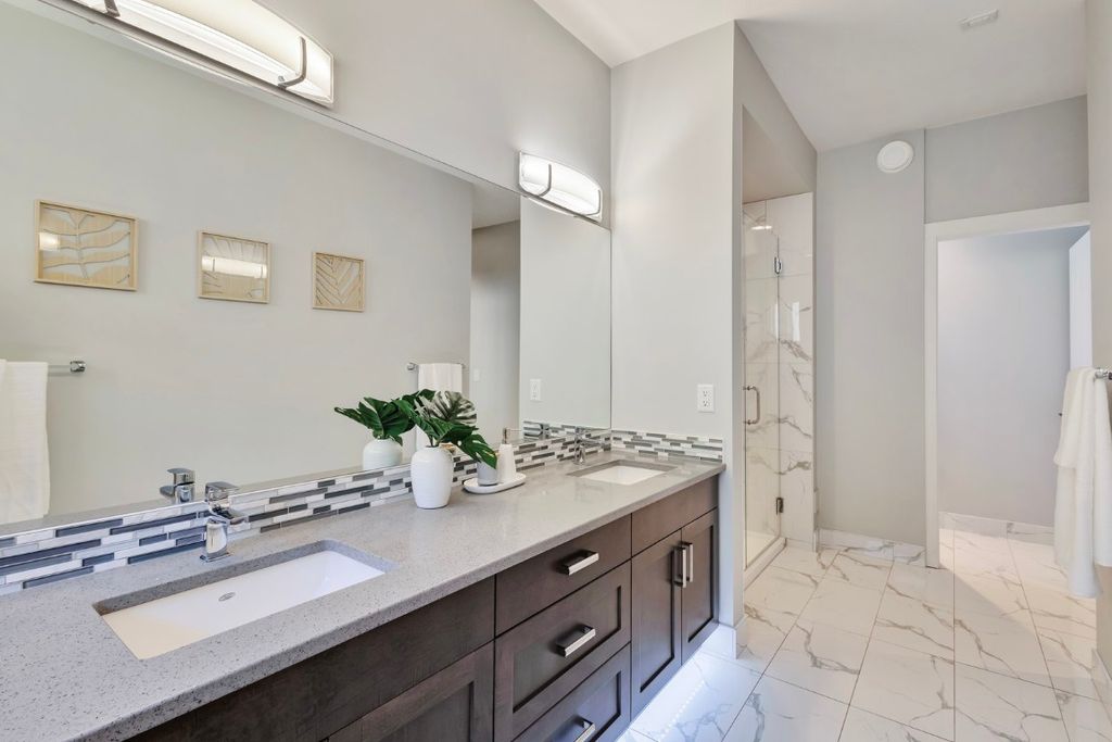 listing image 16517850139341512507