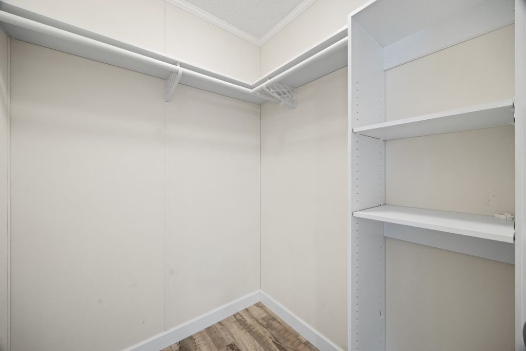 listing image 16515541342313523169