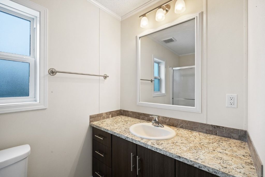 listing image 16515083171562432003