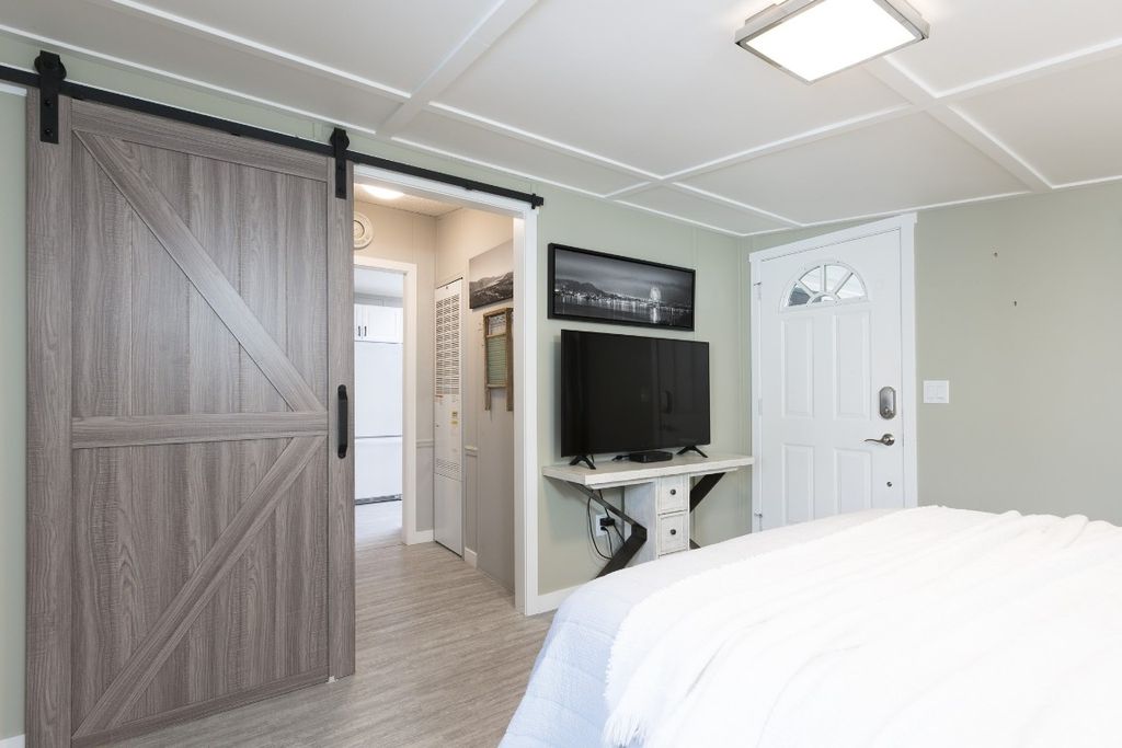 listing image 16517628413355846020