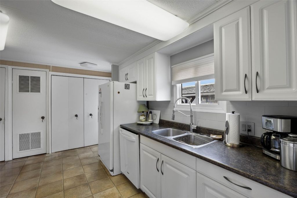 listing image 16512615055424455339