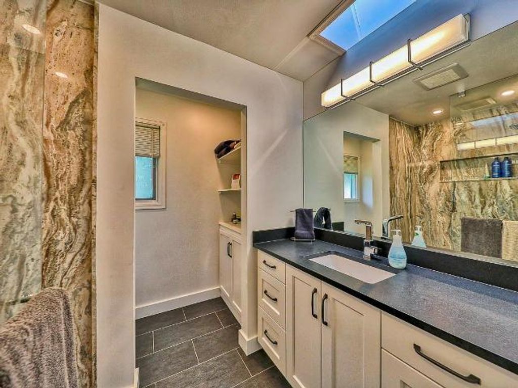 listing image 16516594696680369743