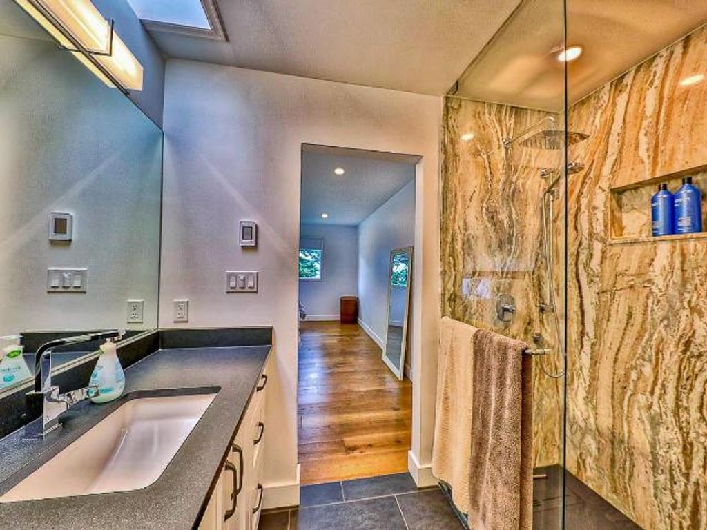 listing image 16516639348553926083
