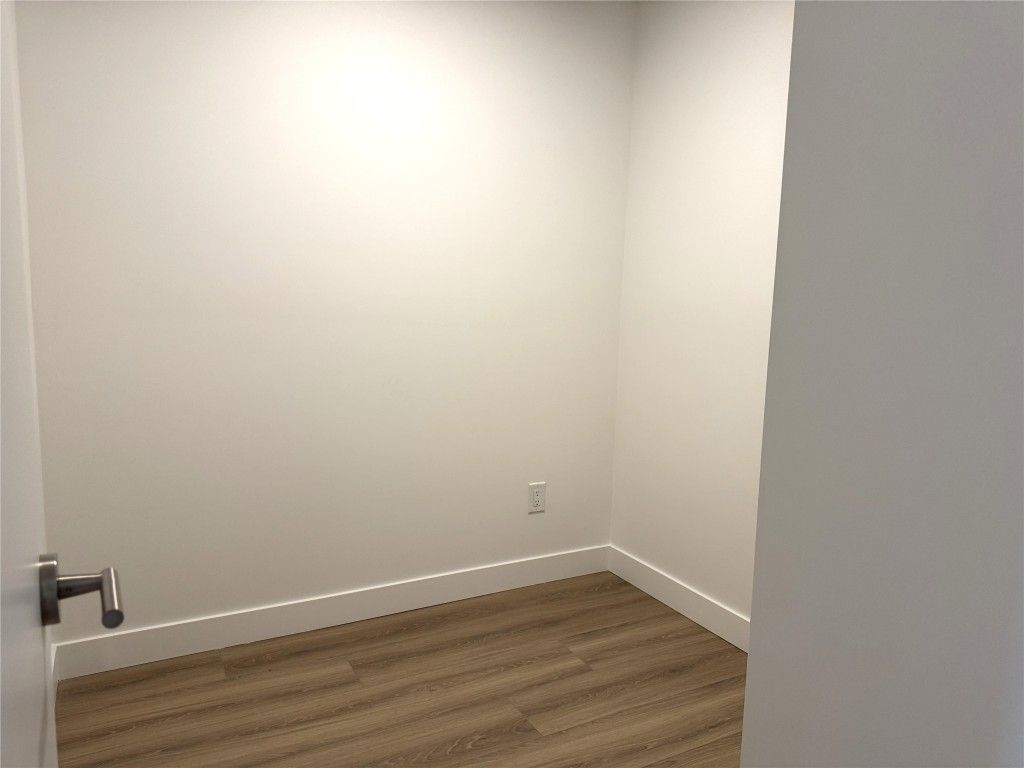 listing image 16515515289845414273