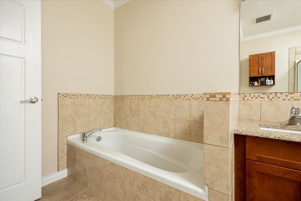 listing image 16511388163289081787