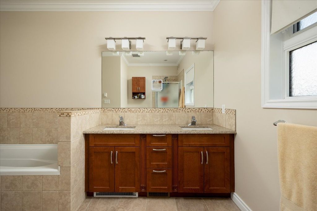 listing image 16511270683338353039