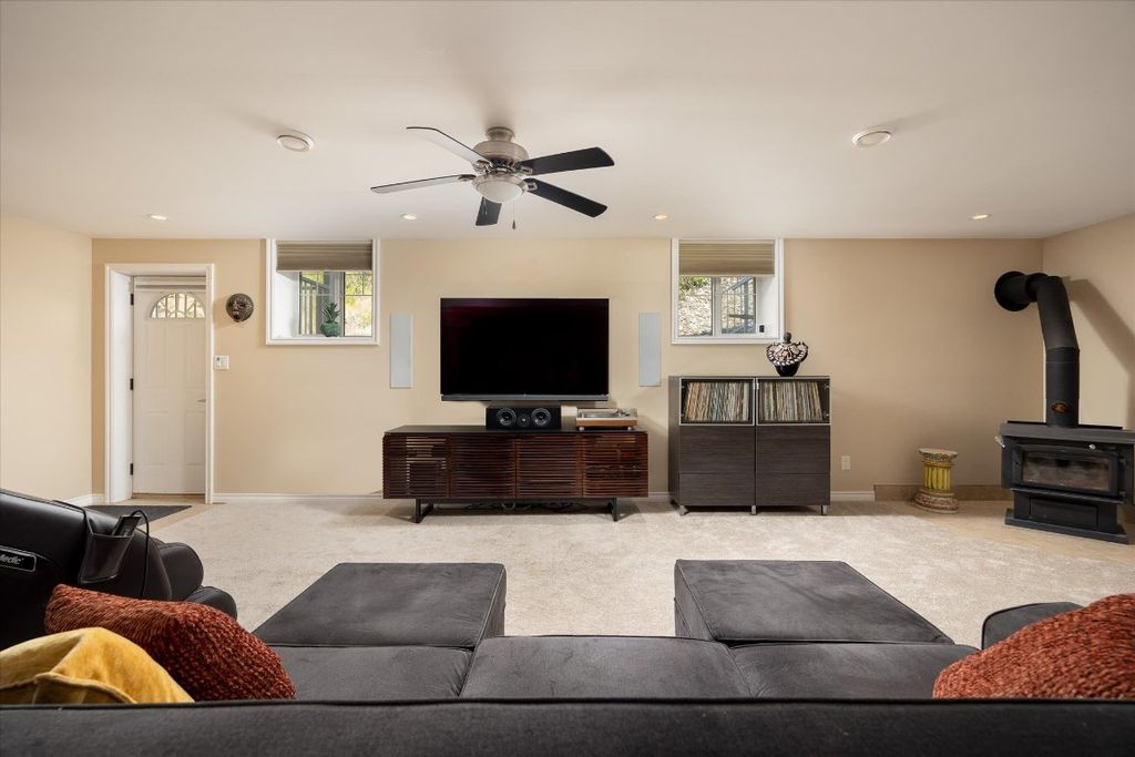 listing image 16512272802138315169