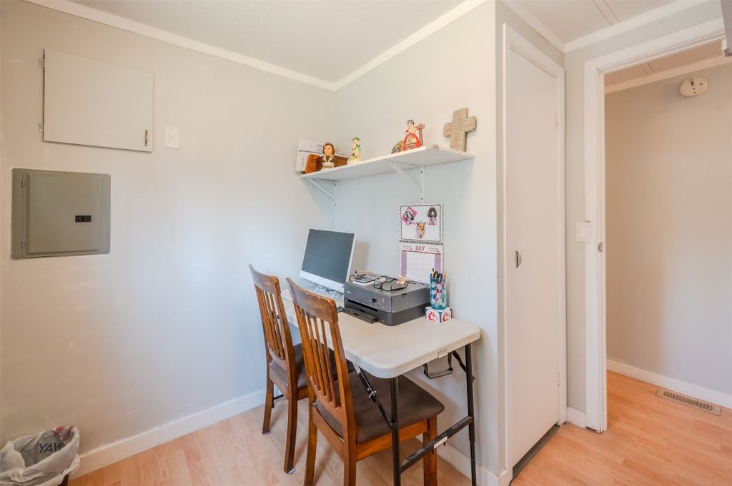 listing image 16518379128133902855