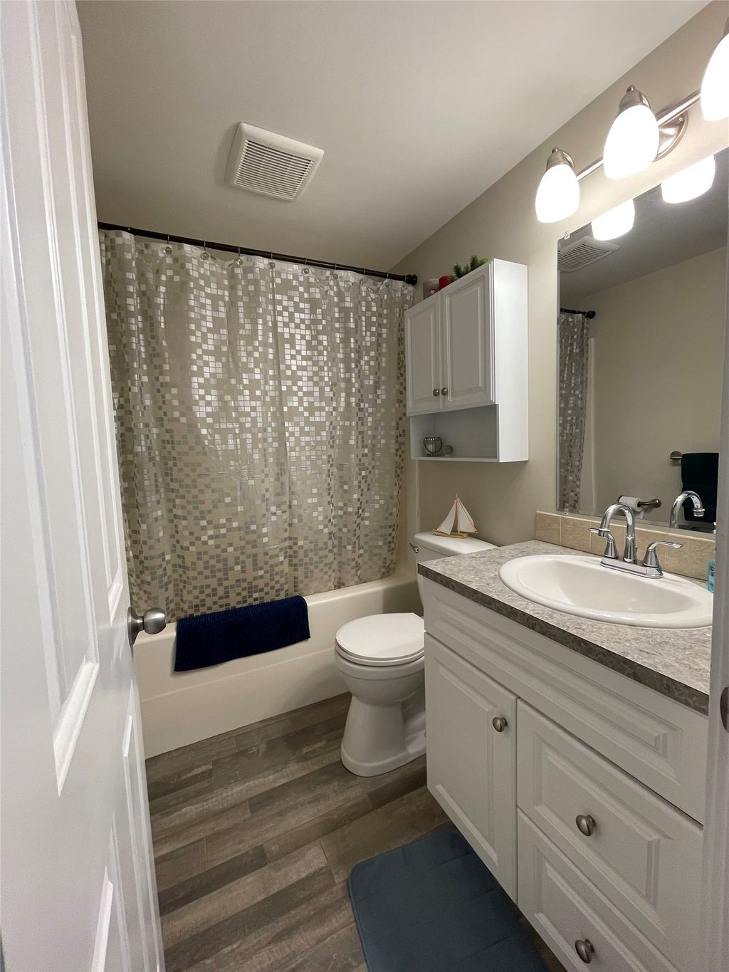 listing image 16517793753964303078