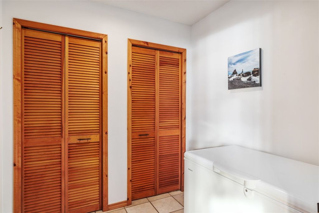 listing image 16518773642813490463