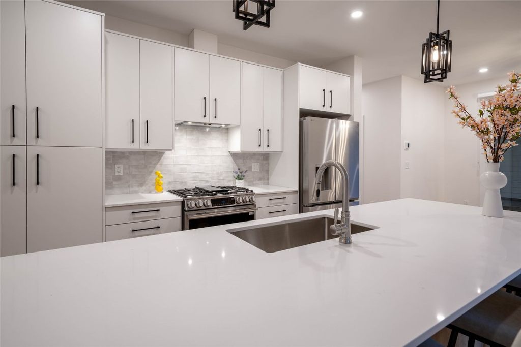 listing image 16517986107072275135