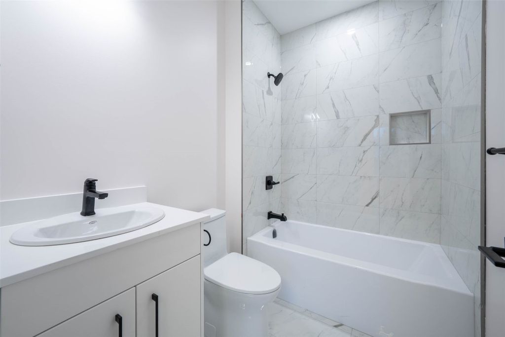 listing image 16519362665476714818