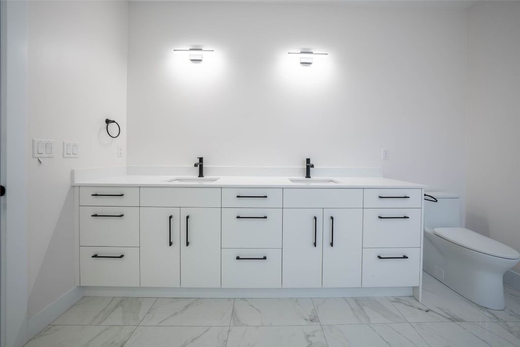 listing image 16517567688919993350