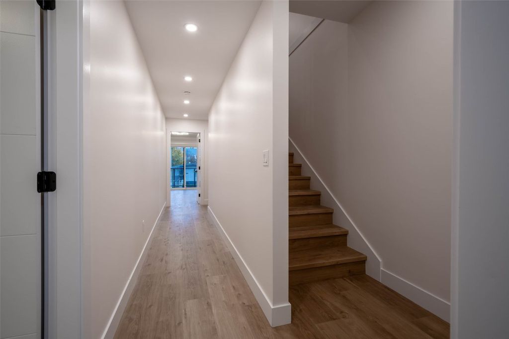 listing image 16518758151178774177