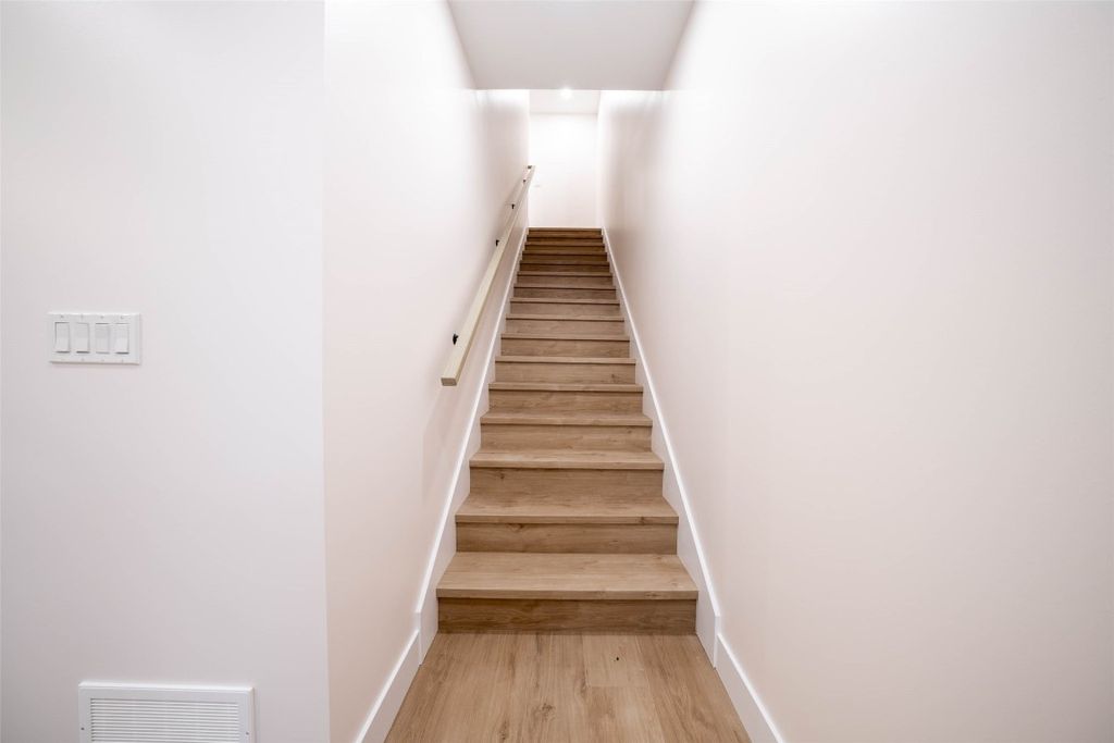 listing image 16519826667864677637