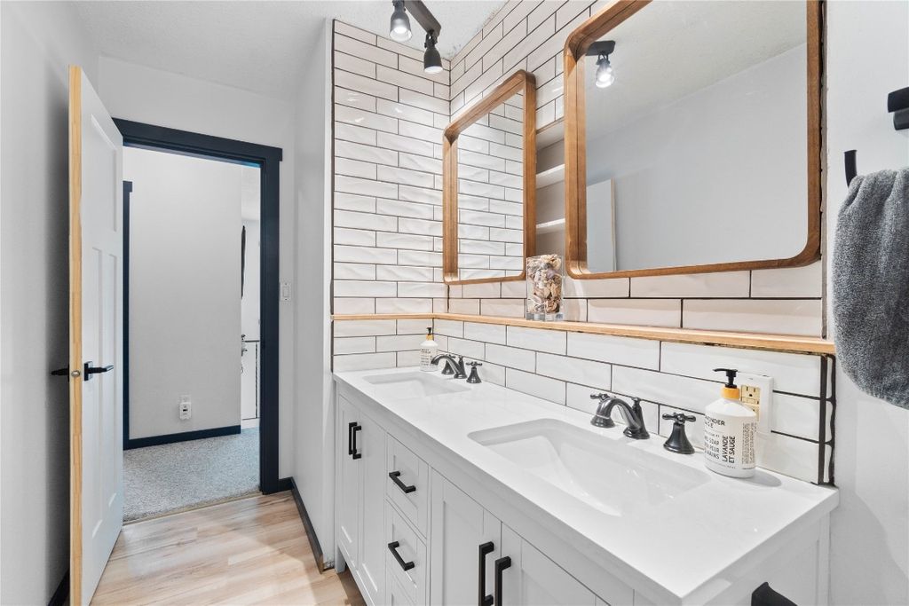 listing image 16517117975108284640