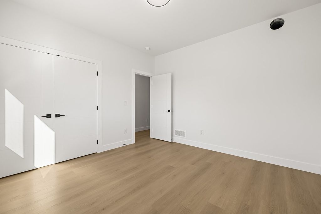 listing image 16515675475809626107