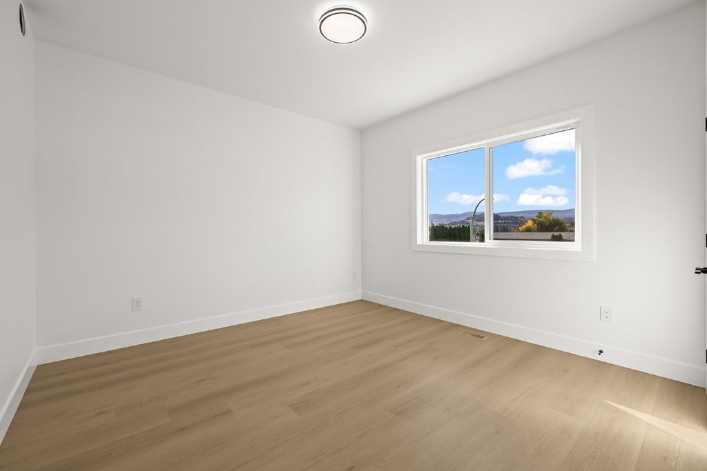 listing image 16513478481407494078