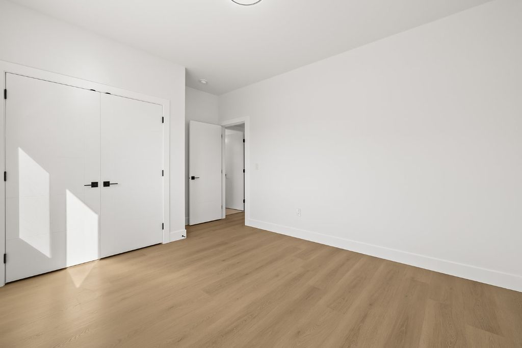 listing image 16518693655977475968