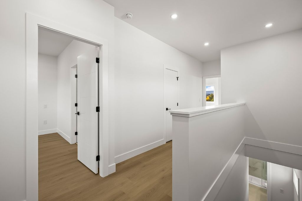 listing image 16519073743707170861