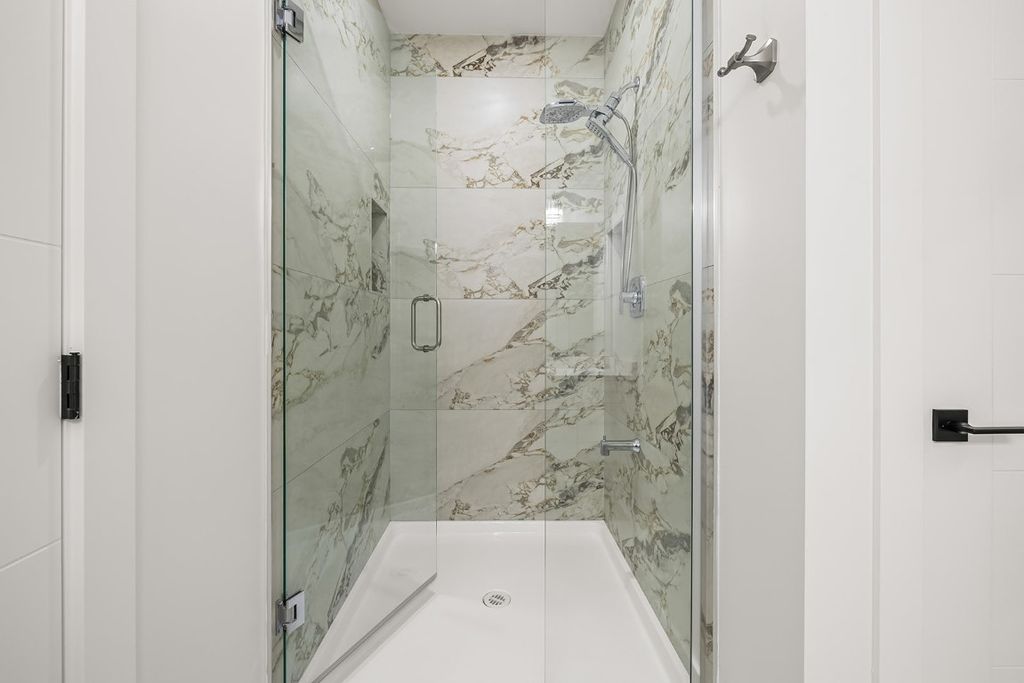 listing image 16514740870971043336