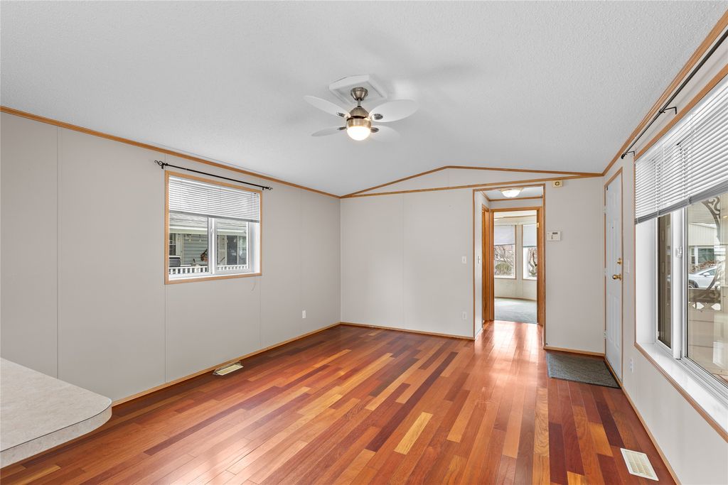 listing image 16519083303318234729