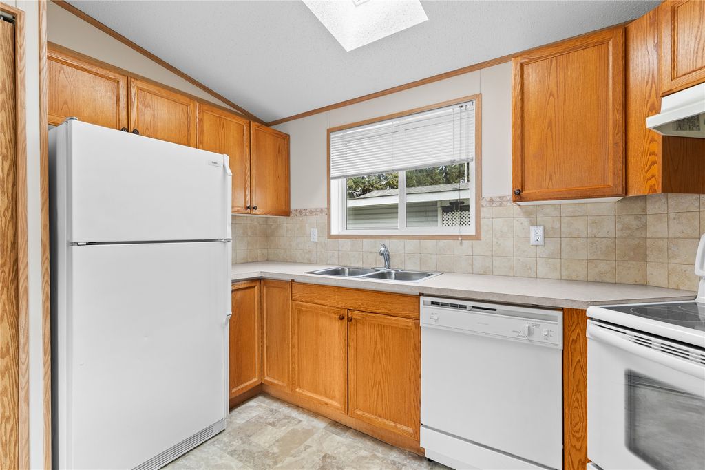 listing image 16518500158479527695