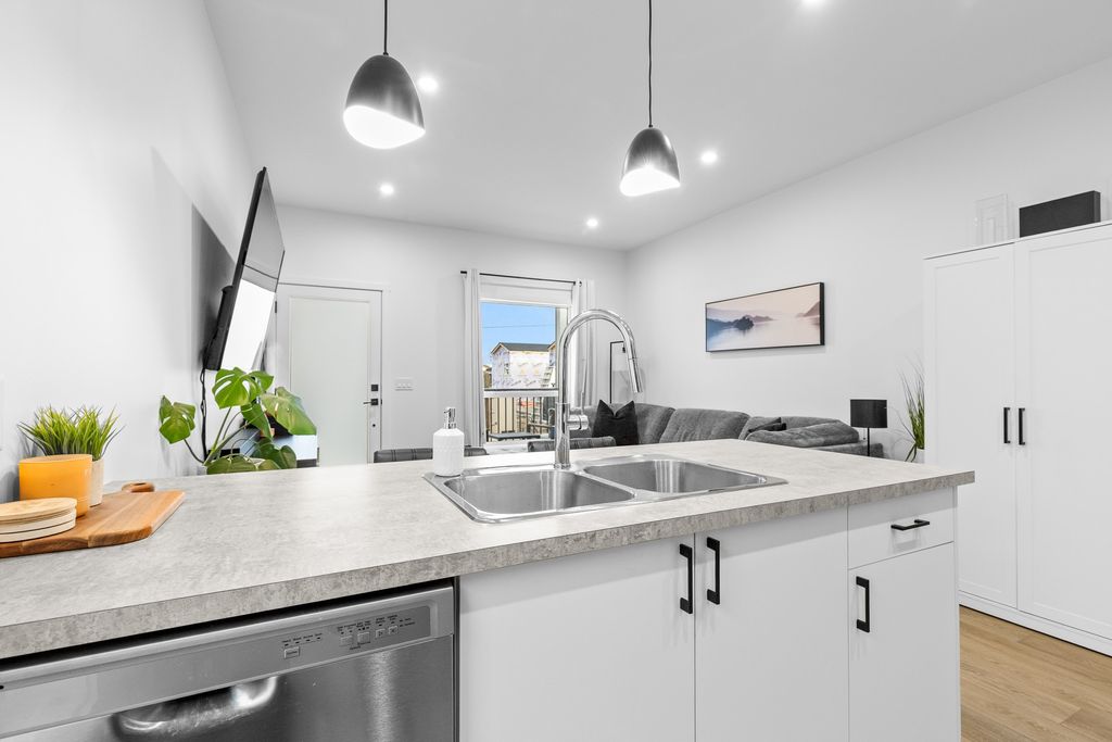 listing image 16512800792681874332