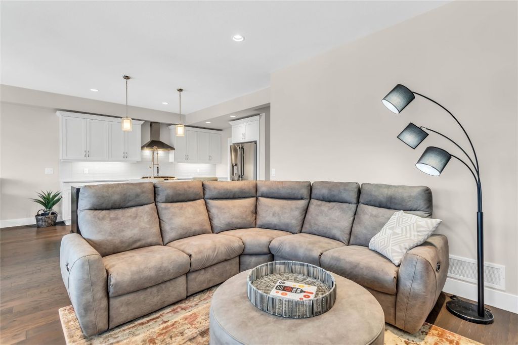 listing image 16518864969744956282