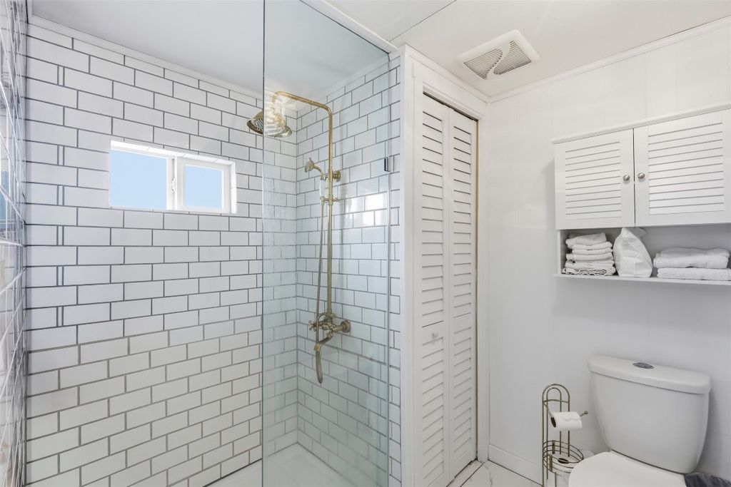 listing image 16516906380981842553