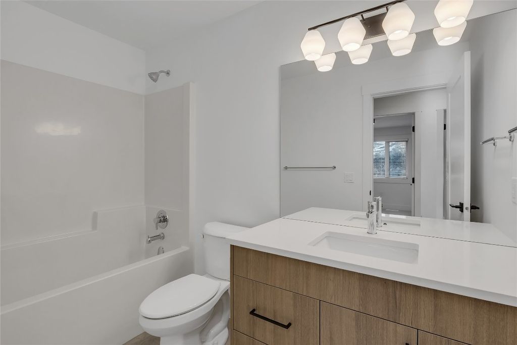 listing image 16515645704335509296