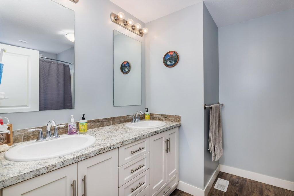 listing image 16515689817289765551