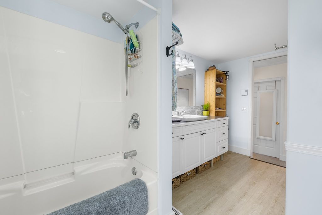 listing image 16512674734578660402