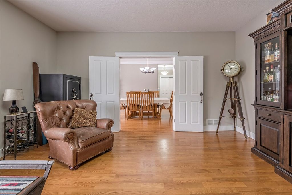 listing image 16515778281643983803