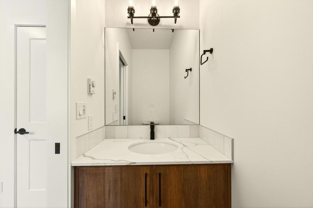 listing image 16514574501528260301